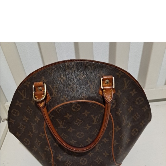 Louis Vuitton Handbags - 🥳!!! Authentic Louis Vuitton Elipse bag.